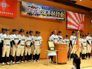 壮行会で甲子園への決意を述べる梶山風岳主将(中央)=2026年7月28日午前11時49分、長崎県諫早市貝津町、菅野みゆき撮影