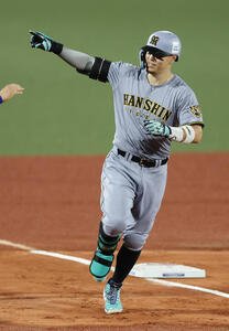 全パ対全セ　3回表全セ2死、2戦連発となる本塁打を放ちベンチを指さす佐藤輝明(撮影･前田充)