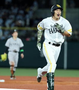 全パ対全セ　3回裏全パ死一、二塁、3点本塁打を放った柳田悠岐は笑顔で三塁を回る(撮影･浅見桂子)