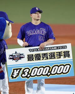 全パ対全セ　最優秀選手賞を受賞した中日細川成也(撮影･前田充)