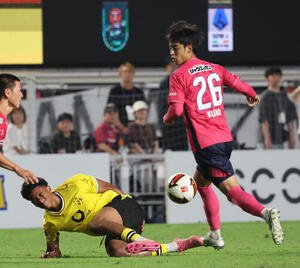C大阪対ドルトムント　後半、相手選手をマークするC大阪久保瑛史(撮影･西尾就之)