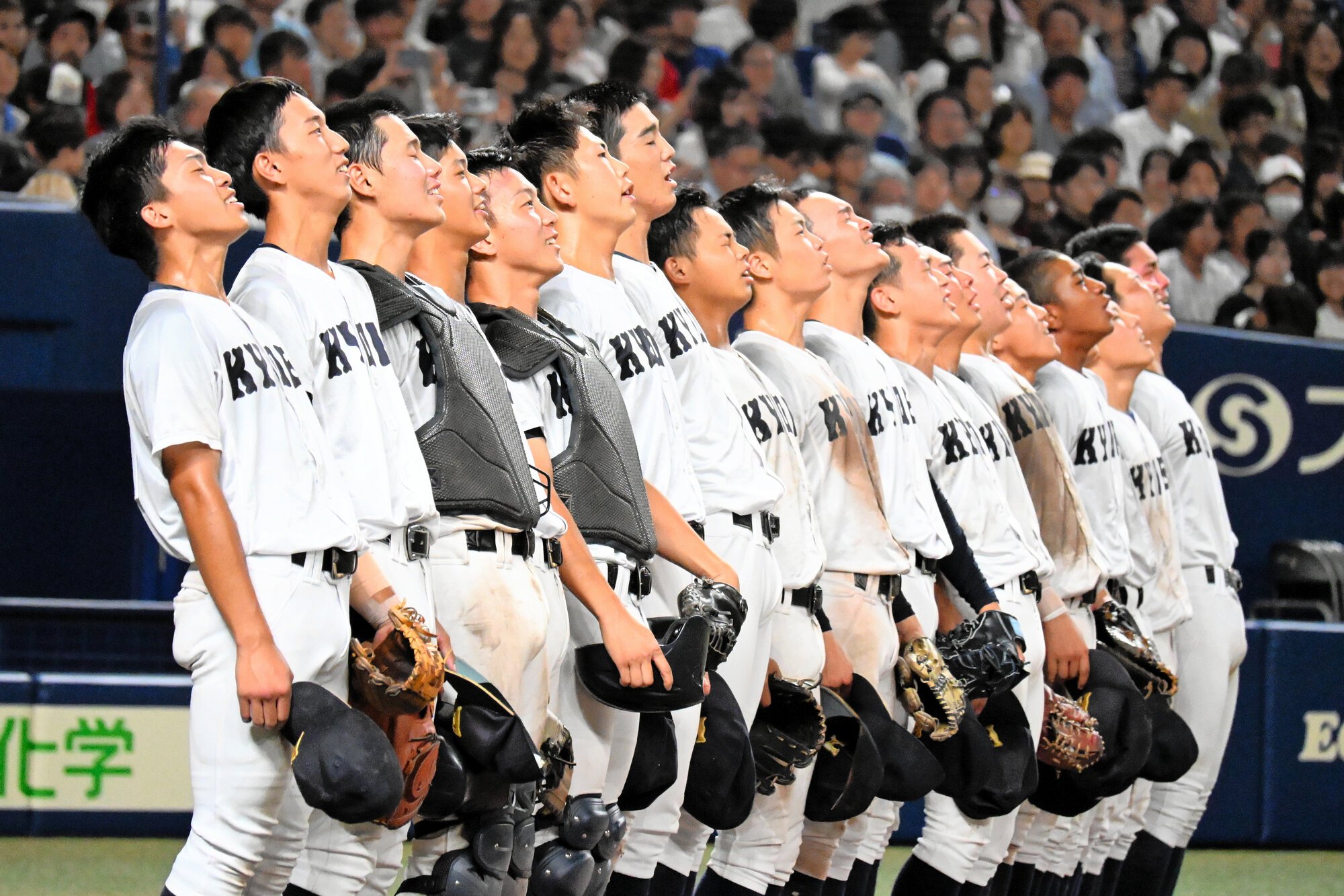 優勝が決まり、全力で校歌を歌う享栄の選手ら=2026年7月28日、バンテリンドームナゴヤ、堀内未希撮影