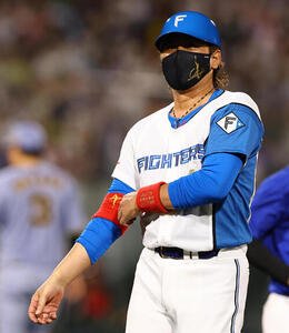 全パ対全セ　4回、新庄剛志コーチはリストバンドでサインを出す？(撮影･上田博志)