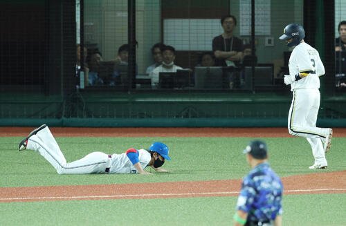 全パ対全セ　4回裏全パ無死一、三塁、若月健矢(右)が本盗を決め喜ぶ新庄剛志監督(撮影･宮地輝)