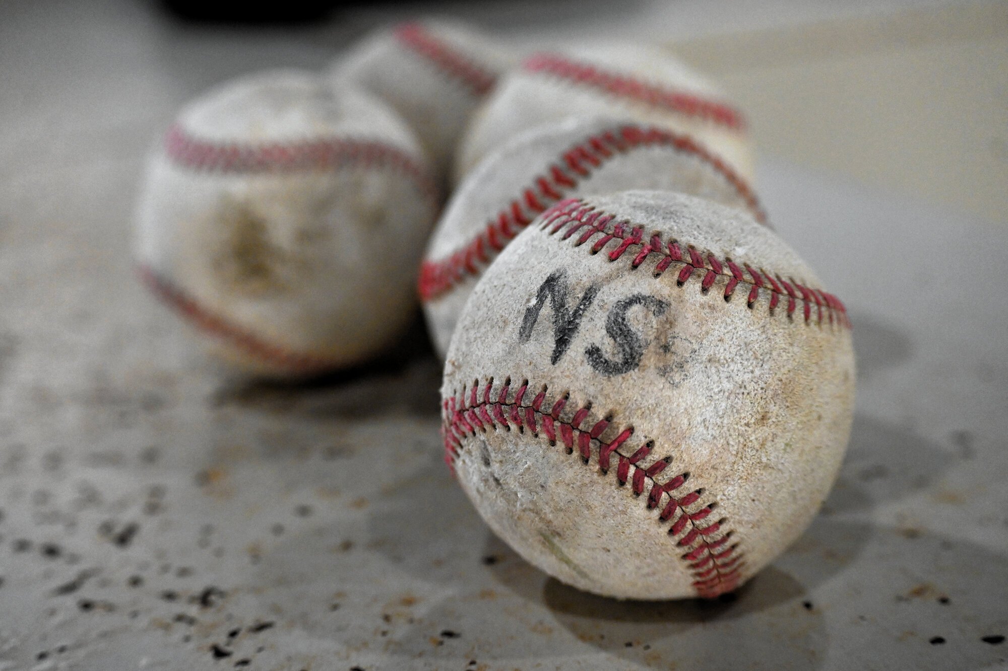 使い古された野球ボール=2026年6月27日、大阪府堺市、比嘉海人撮影