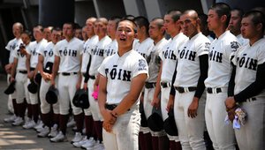 大阪大会4回戦で敗れたあと、保護者らにあいさつをする大阪桐蔭の黒川主将(手前)