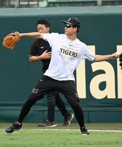 キャッチボールで調整する阪神大竹耕太郎(撮影･和賀正仁)