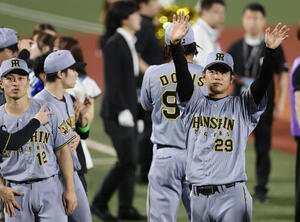 全パ対全セ　試合後、ファンに手を振る阪神高橋遥人(右)(撮影･前田充)