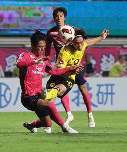C大阪対ドルトムント　前半、シュートを放つドルトムント山本天翔(撮影･西尾就之)