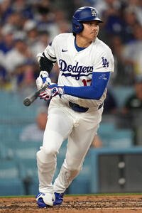 マリナーズ戦の3回、右安打を放つドジャース大谷翔平(AP)