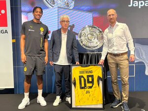 記者会見に臨んだブンデスリーガ･ドルトムントのマネ(左端)と日本サッカー協会の小倉勉･副技術委員長(中央)