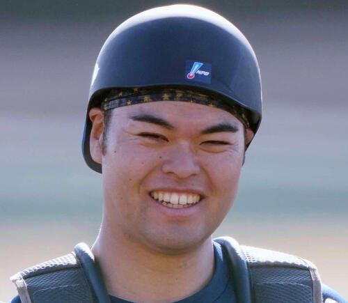 捕手練習で笑顔を見せる西武是沢涼輔(2026年2月撮影)