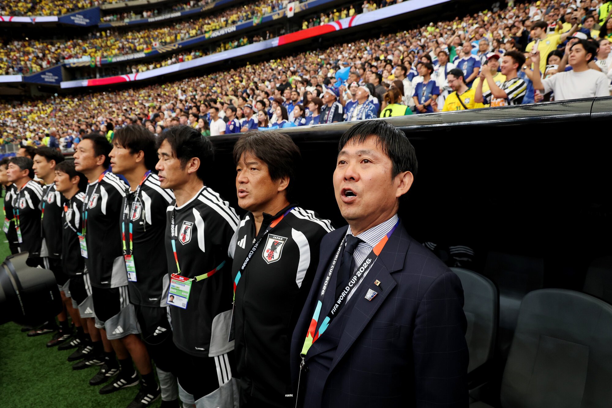 サッカーワールドカップ北中米大会の決勝トーナメント1回戦のブラジル戦の試合前、国歌斉唱する日本代表の森保一監督(右端)=内田光撮影