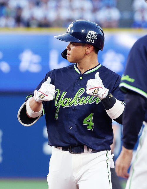 DeNA対ヤクルト　4回表ヤクルト無死、丸山和郁は左前打を放ちポーズを決める(撮影･鈴木正人)
