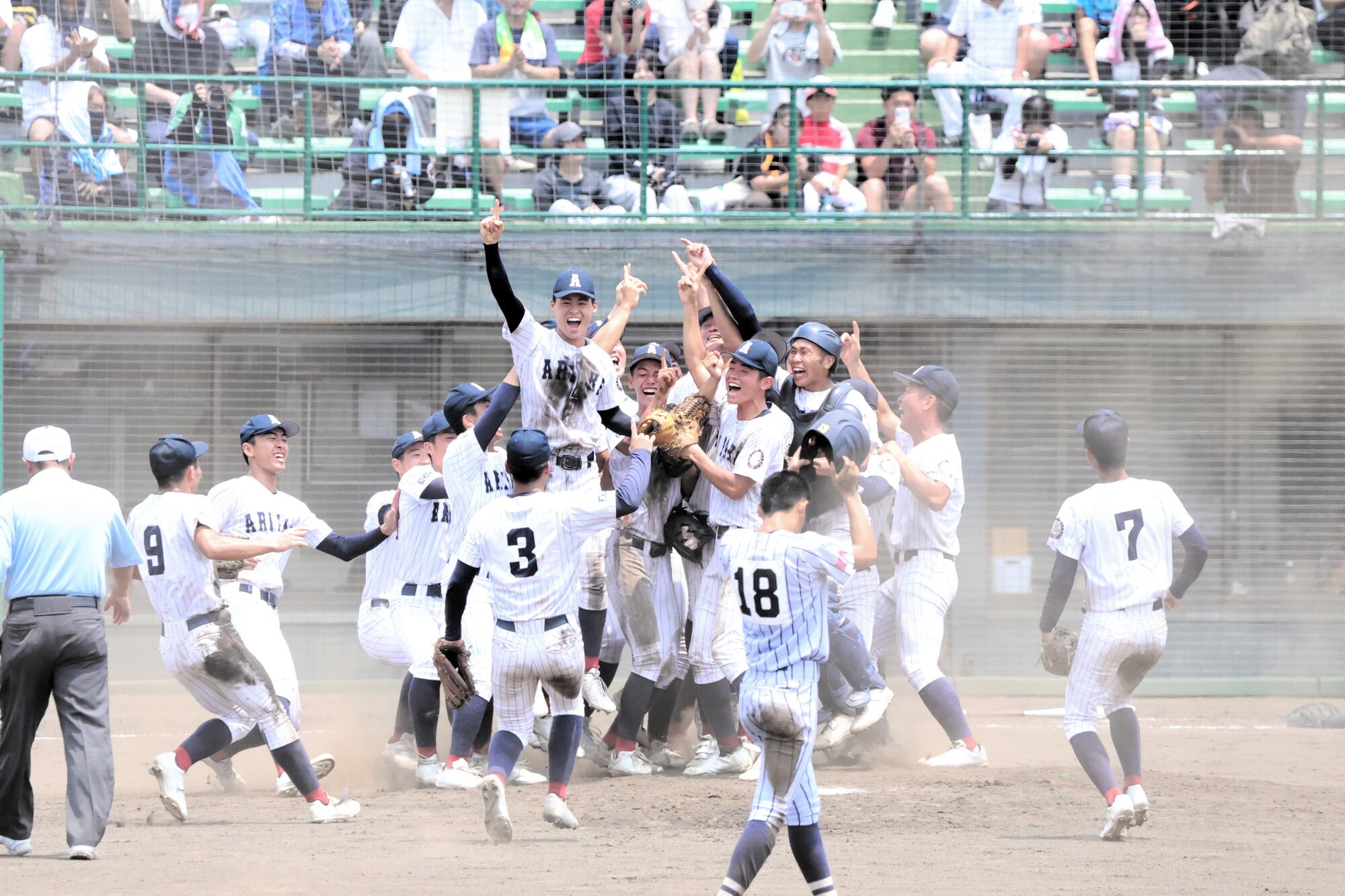 熊本大会で初優勝を決め、喜ぶ有明の選手たち=2026年7月24日、リブワーク藤崎台、今村建二撮影