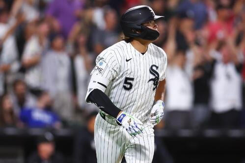 ヤンキース戦の8回、23号ソロを放つホワイトソックス村上(AP)