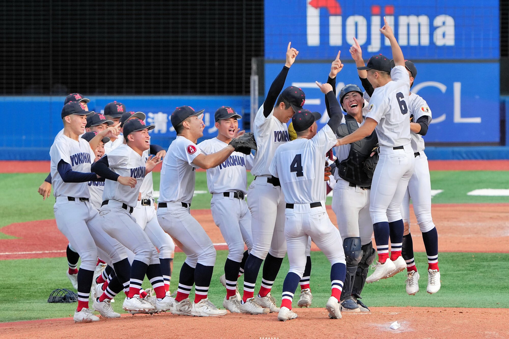神奈川大会優勝を決めて喜ぶ横浜の選手たち=2026年7月26日