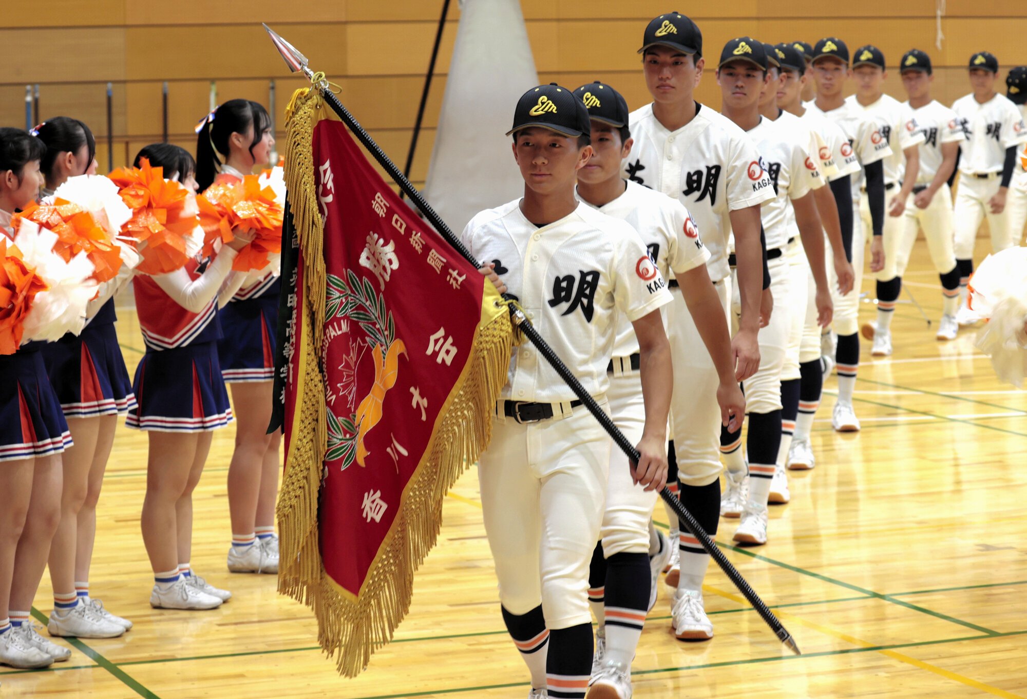 壮行会で激励を受けた英明の選手ら=2026年7月30日午前9時17分、高松市亀岡町、斉藤夏音撮影