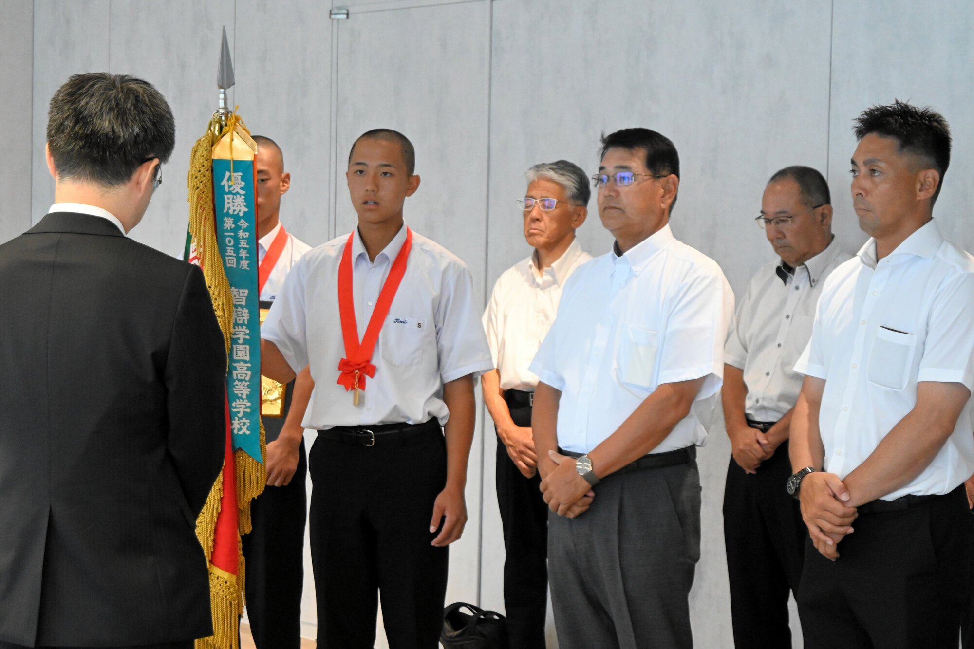 甲子園での健闘を誓う天理の金本相有主将(左から3人目)=2026年7月30日午前10時19分、奈良県庁、稲葉有紗撮影