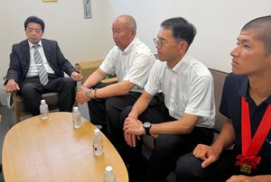 朝日新聞徳島総局を訪問した鳴門渦潮の西岡大誠主将(右端)ら=徳島市寺島本町東3丁目、鎌田悠撮影