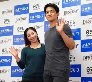 ｢THE DESTINY｣ゲネプロ後の囲み取材で、写真に納まる三浦璃来さん(左)、木原龍一さん組(撮影･鈴木みどり)