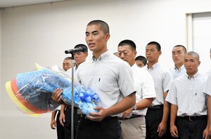 出発式で抱負を述べる日南学園の荒木未星主将=2026年7月30日、宮崎空港ビル