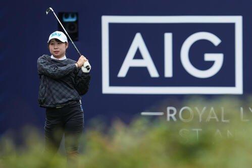 1番、ティーショットを放つ荒木優奈(AP)