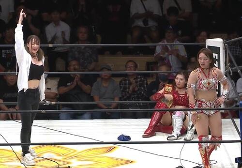 リング上で対峙した岩谷麻優(左端)とSareee(右端)(レッスルユニバース公式Xから)