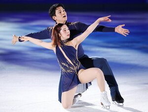 リハーサルを公開した三浦璃来さん(手前)と木原龍一さん＝内田光撮影