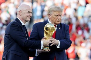 サッカーワールドカップ北中米大会の表彰式でトロフィーを持つトランプ米大統領(右)とFIFAのインファンティノ会長=2026年7月19日
