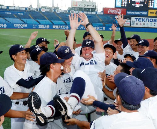 八王子実践対創価　初優勝を決め、胴上げされる八王子実践･河本ロバート監督(2026年7月撮影)