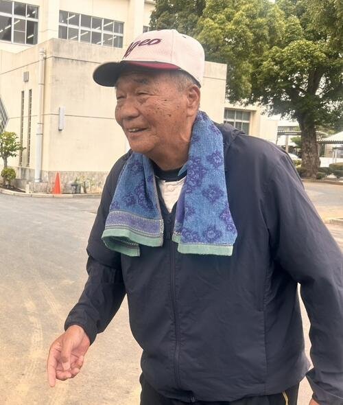 上尾高校の練習に訪れ笑顔の小川満さん(2026年6月撮影)