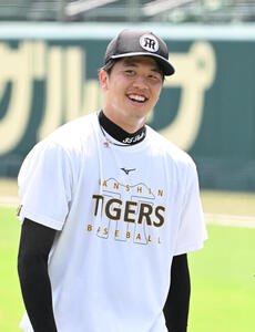 練習の合間に笑顔を見せる阪神才木浩人(撮影･石井愛子)