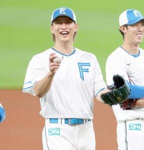 練習中、笑顔を見せる日本ハム達孝太(撮影･黒川智章)