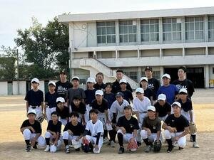 阪神が｢大社軟式野球クラブ｣の初回練習で記念撮影するコーチ陣と選手たち(撮影･磯綾乃)