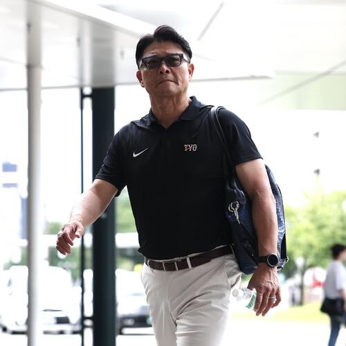 富山を後にする巨人橋上秀樹監督代行(撮影･宮地輝)
