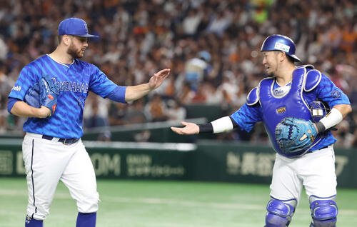 セ･クライマックスシリーズ･ファイナルステージ第1戦　巨人戦の2回、3者凡退に抑えタッチするDeNAアンソニー･ケイ(左)と戸柱恭孝(2024年10月撮影)