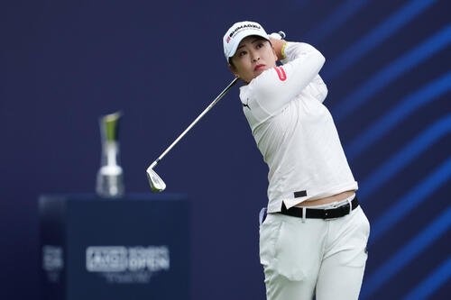 全英女子オープン第1日　1番でティーショットを放つ西郷真央(AP)