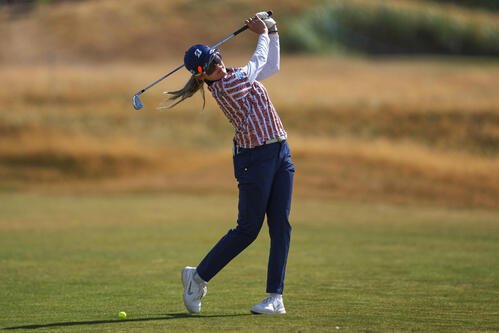 全英女子オープン　14番ホールでショットを放つ桑木志帆(AP)
