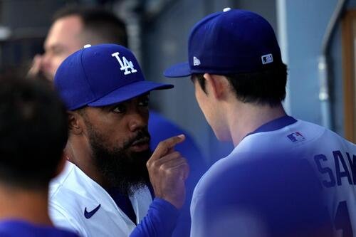 ドジャース対マリナーズ　試合前、テオスカー･ヘルナンデス(左)と談笑するドジャース佐々木朗希(AP)