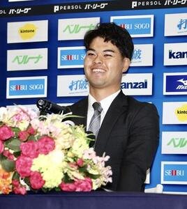 支配下登録会見で笑顔を見せる西武是沢涼輔(撮影･河田真司)