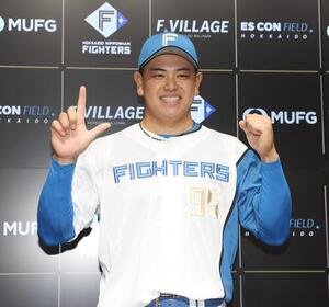 日本ハム対ロッテ　支配下登録されポーズをとる常谷拓輝(撮影･黒川智章)