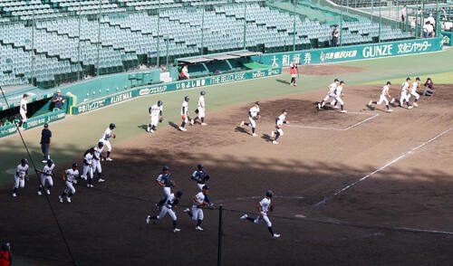 甲子園練習が始まりグラウンドへ駆け出す有明ナイン(撮影･加藤哉)