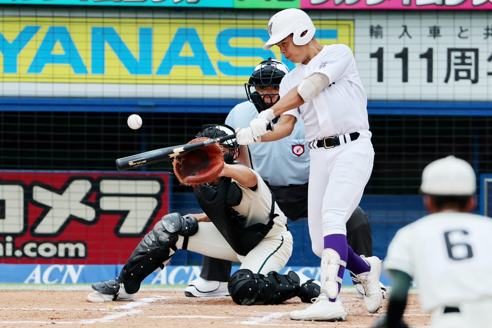 二松学舎大付との決勝で、一回に適時打を放つ関東第一のDH轟翔太。この試合で2安打1打点と勝利に貢献した=神宮、藤原伸雄撮影