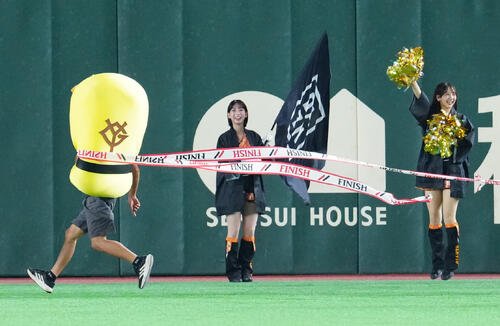 巨人対DeNA 4回表終了後の｢すしレース｣はタマゴが制する(撮影･江口和貴)