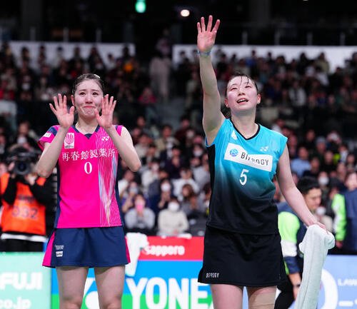 女子ダブルスで優勝し、声援に応える志田(左)、五十嵐組(撮影･鈴木みどり)