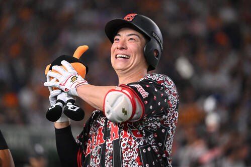巨人対DeNA 1回裏巨人1死、松本剛は先制ソロ本塁打を放ちぬいぐるみを観客席に投げ込む(撮影･滝沢徹郎)