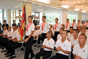 高知大会の優勝旗を掲げ、壮行式の会場に入る明徳義塾の選手たち=2026年7月31日午前10時10分、須崎市、矢代正晶撮影