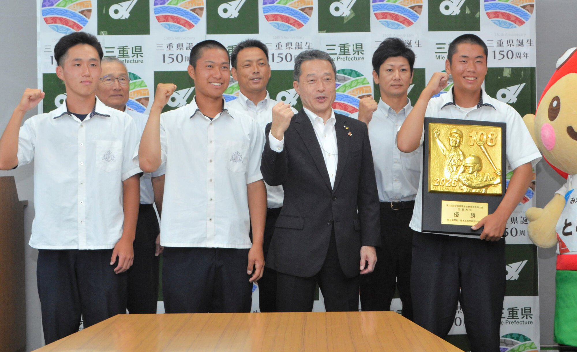 一見勝之知事(中央)に健闘を誓う三重の選手ら=2026年7月31日、県庁、本井宏人撮影