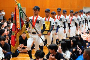 生徒らから拍手で激励を受ける鳴門渦潮の選手たち=2026年7月31日、鳴門市大津町吉永、鎌田悠撮影